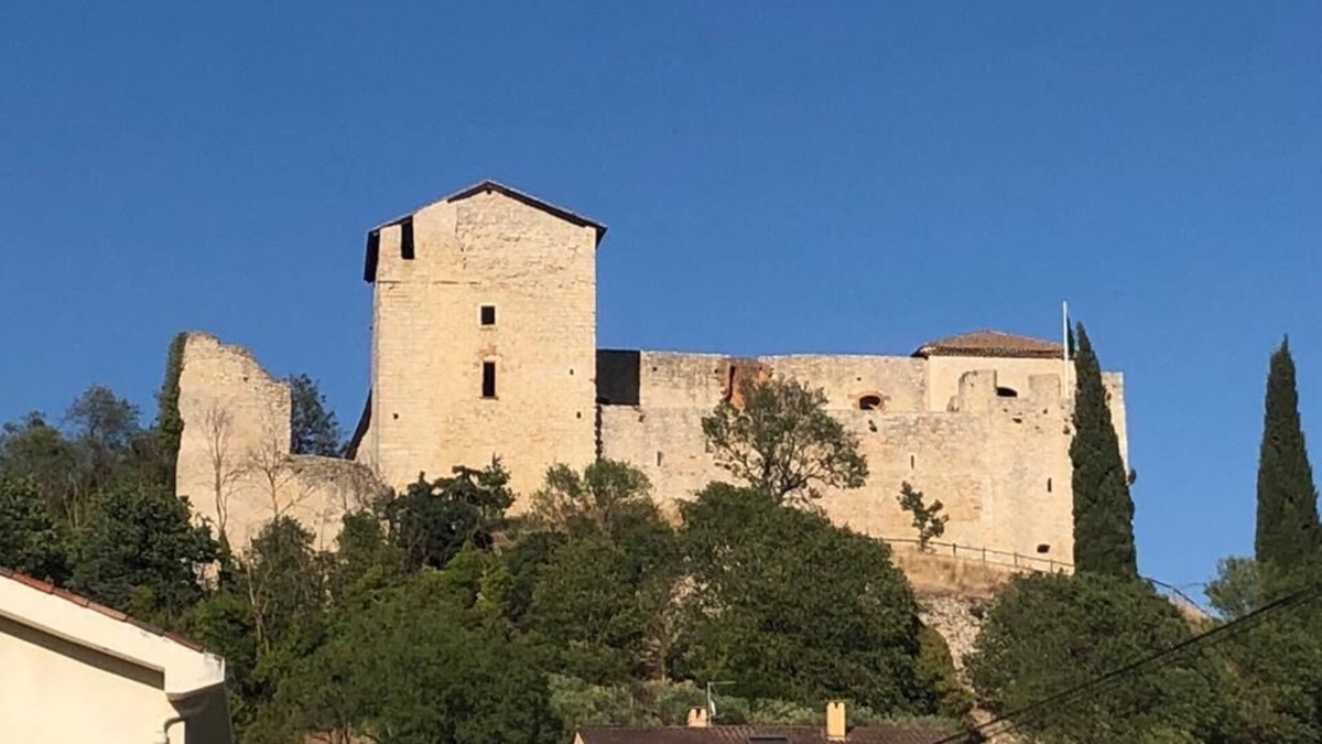 Greoux-les-Bains Apartment | CLOSE TO THE CASTLE, CLEAR VIEW. APARTMENT WITH BALCONY, SPACIOUS, QUIET.