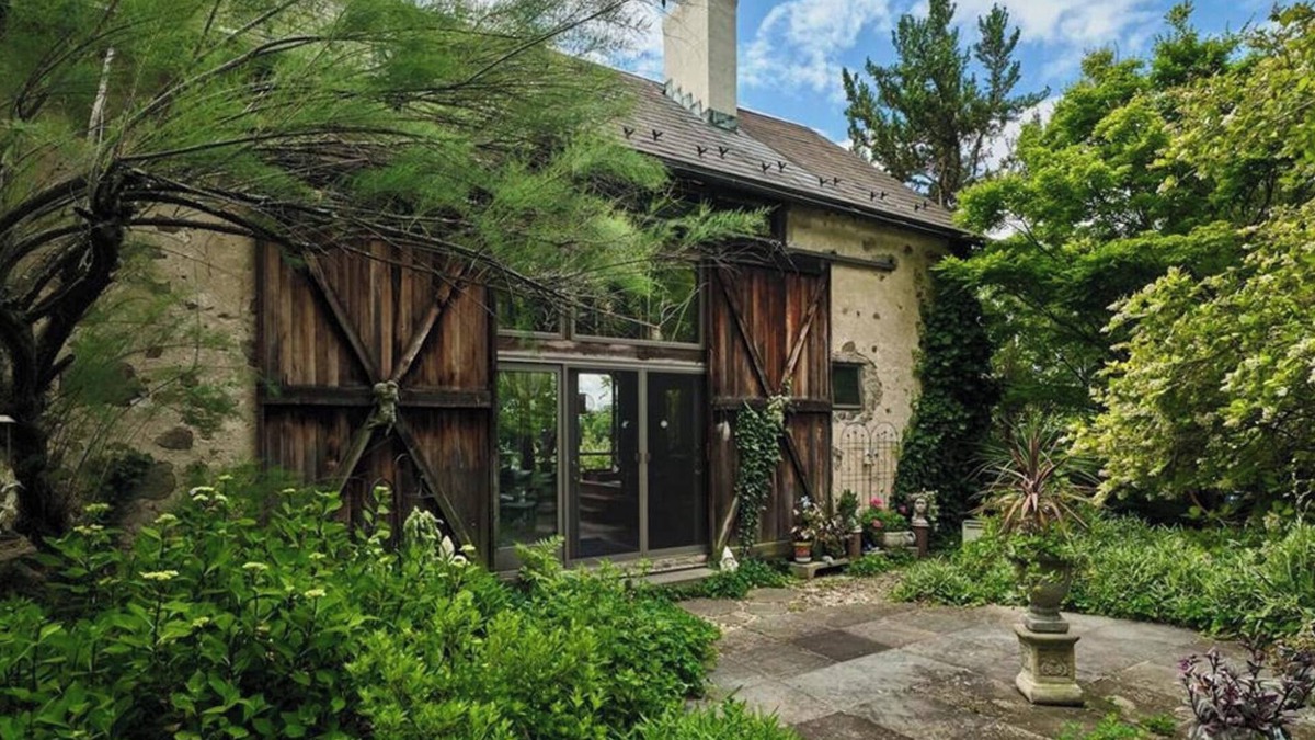 Finesville House | Close to the City, Far from Reality