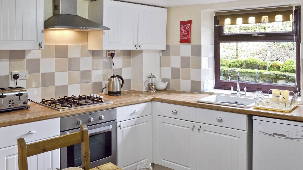 Peak District National Park Cottage | Close to the village centre with many walks and cycle routes from the doorstep.
