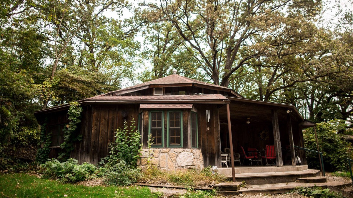 Decorah Cabin | Close to trails, streams, river and downtown Decorah.