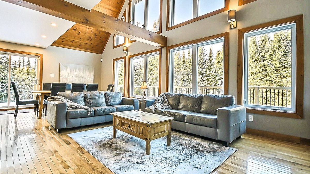 Lac-Superieur Ski Chalet | CLOSE to Tremblant’s North Side lifts, WELL LOCATED, with Hot Tub, Private!