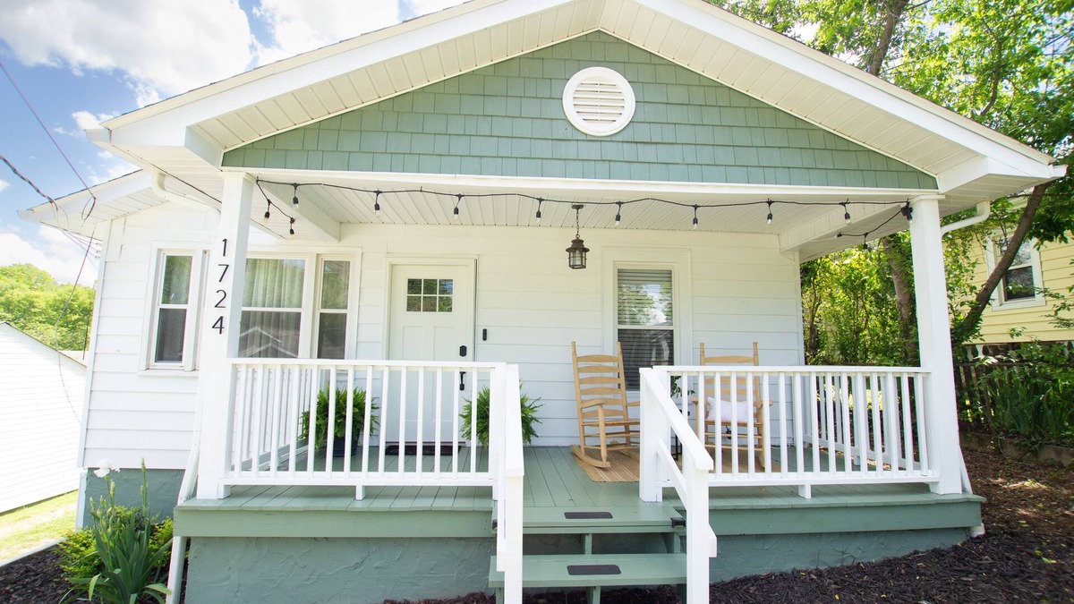 Knoxville House | Close to UT and downtown Knox! Comfy SoKno bungalow
