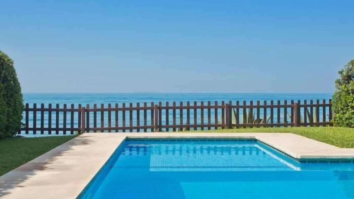 Carib Playa Cottage | Closer to the sea & you'd be in it - 3 BED House