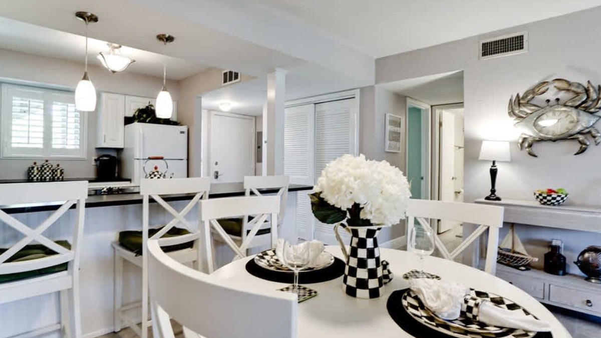 Bradenton Beach Condo | Closest to Pool Pickleball/Tennis Beach Access