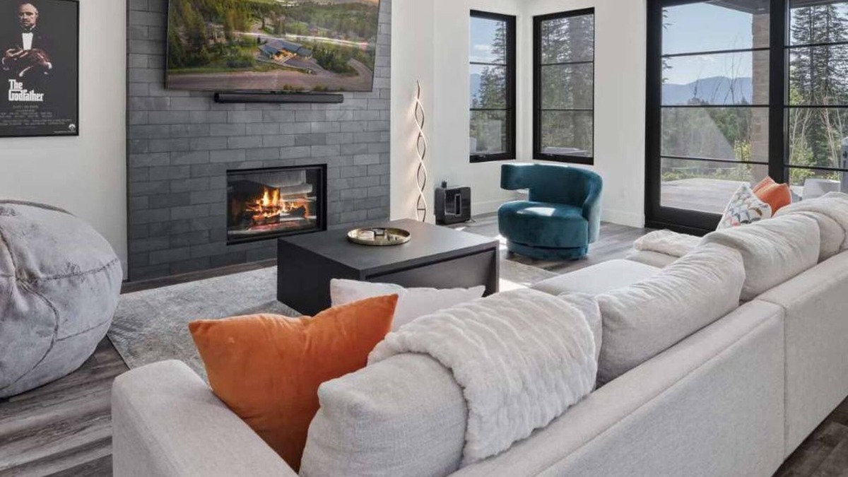 Rendezvous House | Cloud Nine Chalet | Hot Tub Theater Games