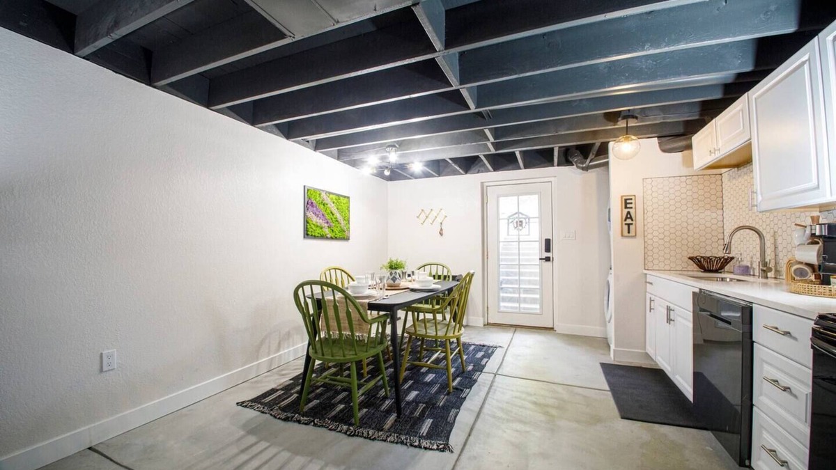 Tollgate Overlook House | Cloud Nine | Upscale Modern Apartment Huge Yard Pet Friendly!