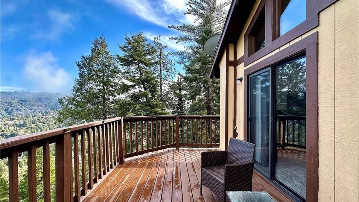 Crestline House | Cloud9 serene view from arrowhead height in crestline overlooking Lake Gregory