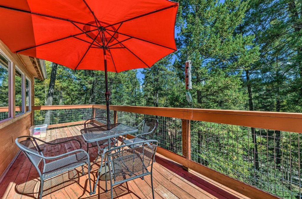 Cloudcroft House | Cloudcroft Cabin with Deck Less Than 2 Mi to Downtown!