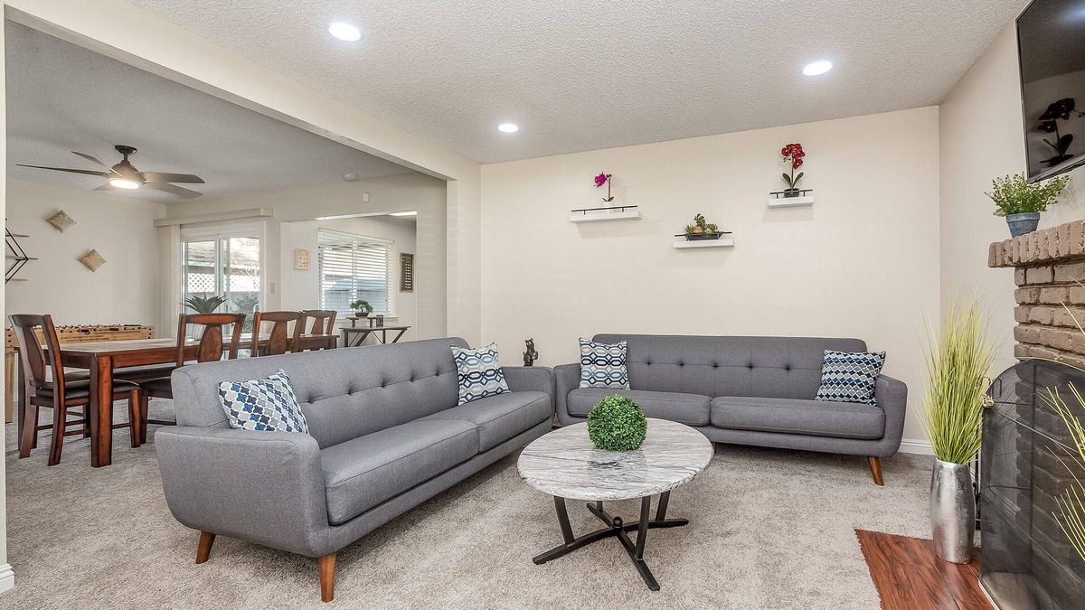 Clovis House | Clovis House | Foosball | Fire Pit| 2-Car Garage!