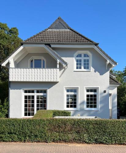 Bad Schwartau Apartment | CLS Moderne Villa Bad Schwartau mit Garten für bis zu 6 Personen, 2 E-Ladesäulen, 3 Parkplätze, Loggia, großes Haus zwischen Lübeck und Ostsee, ideale A1 Anbindung nach Hamburg, Lübeck, Timmendorfer Strand