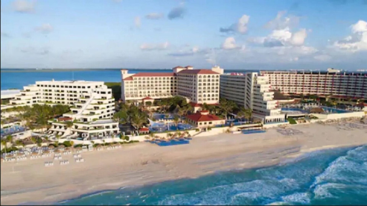 Zona Hotelera Resort | Club GR Solaris Cancun All Inclusive - Deluxe Room Sleeps 2