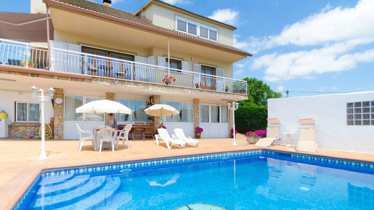 Sils Villa | Club Villamar - The lower part (pool level) has a dining room and a kitchen.