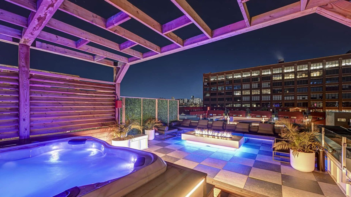 Pointe-Saint-Charles Condo | CLUBHAUS Premium XL Penthouse, Rooftop Hot Tub, Sleeps 16