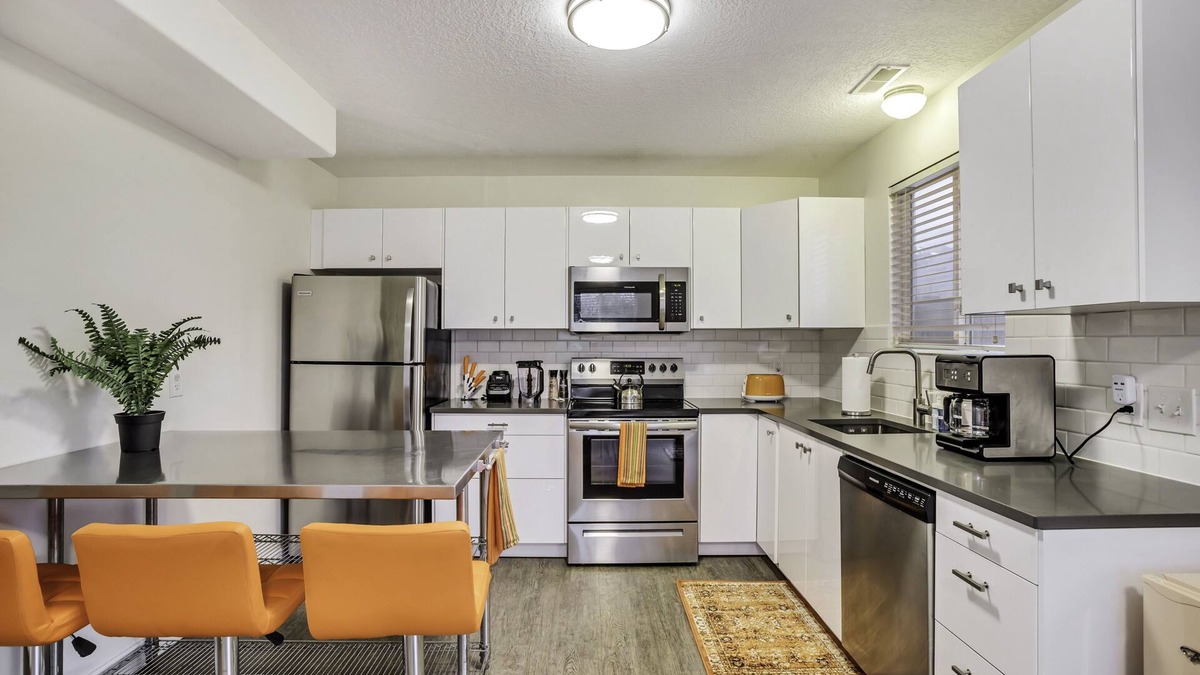 Salt Lake City House | Cluster of 3 townhomes with 3 hot tubs. 9 bedrooms, 6 bathrooms, sleeps 18