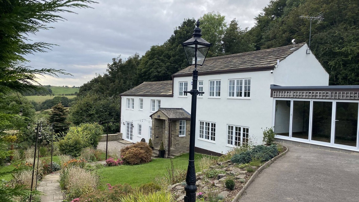 Pudsey Other | Coach House , 5.8 Acres with Hot Tub and Lake