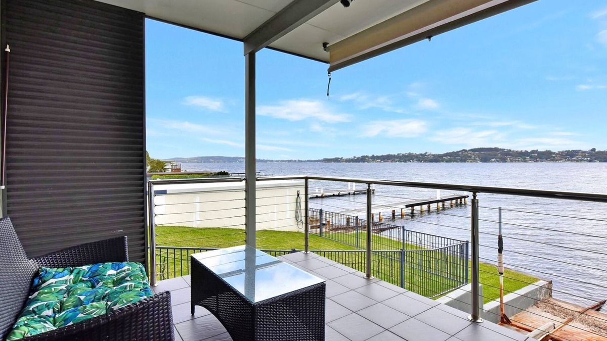 Coal Point House | Coal Point Absolute Waterfront