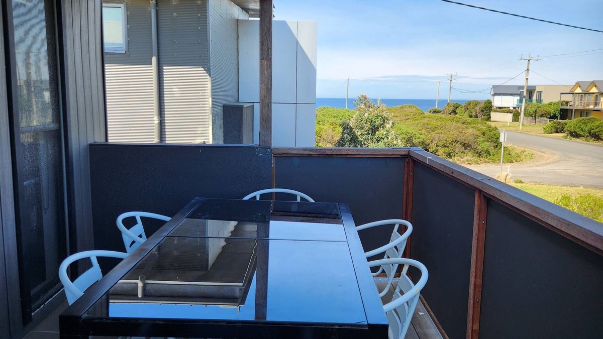 Sunderland Bay House | "Coast Leumeah " Surf Beach nPhillip Island, close to beach & pet friendly home