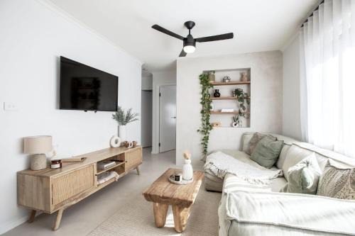 Mermaid Beach Apartment | Coastal 2-Bed Apartment with Courtyard