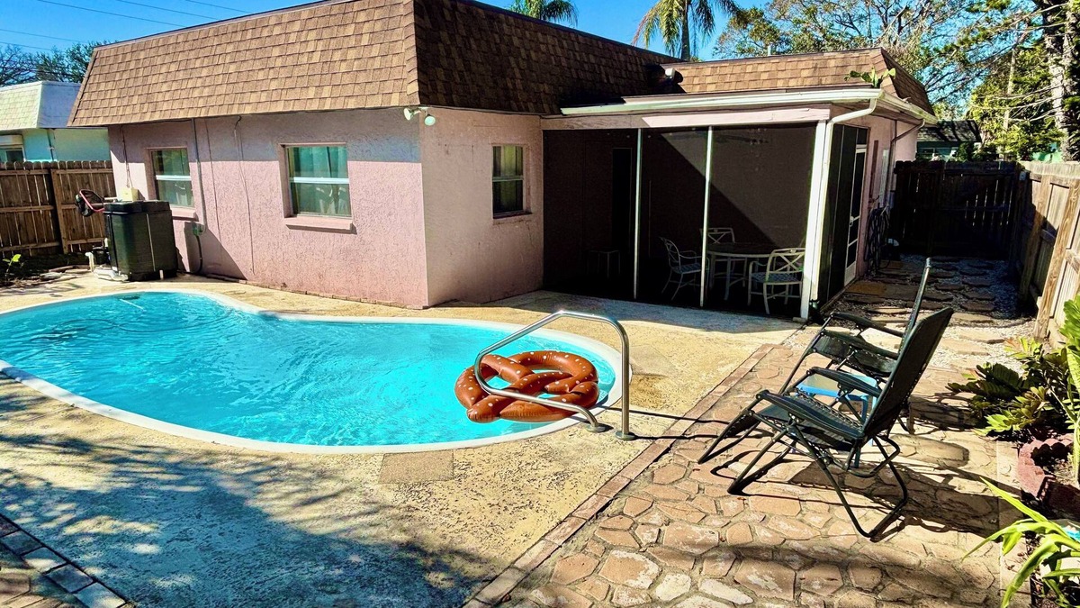 Largo House | Coastal 3-Bedroon Retreat with Heated Pool - 4 mins to Indian Rocks Beach