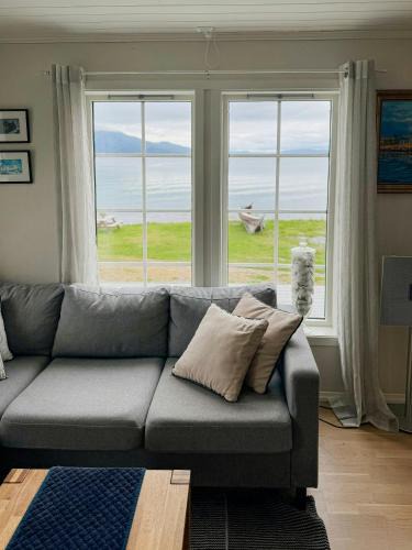 Dyroy Municipality House | Coastal Cabin In Kastneshamn