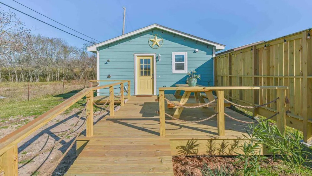 Oyster Creek Cottage | Coastal Casita - Minutes from the beach!