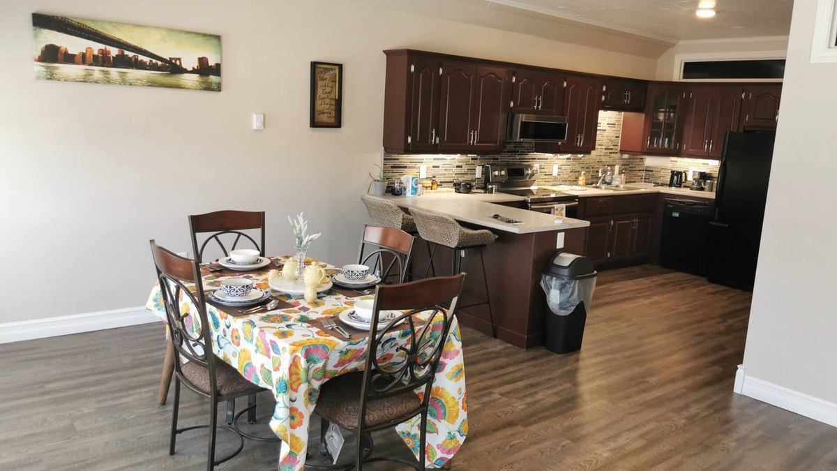 Yarmouth Apartment | Coastal Charm by the Bay: 4 Bedroom Apartment next to Yarmouth CAT Ferry