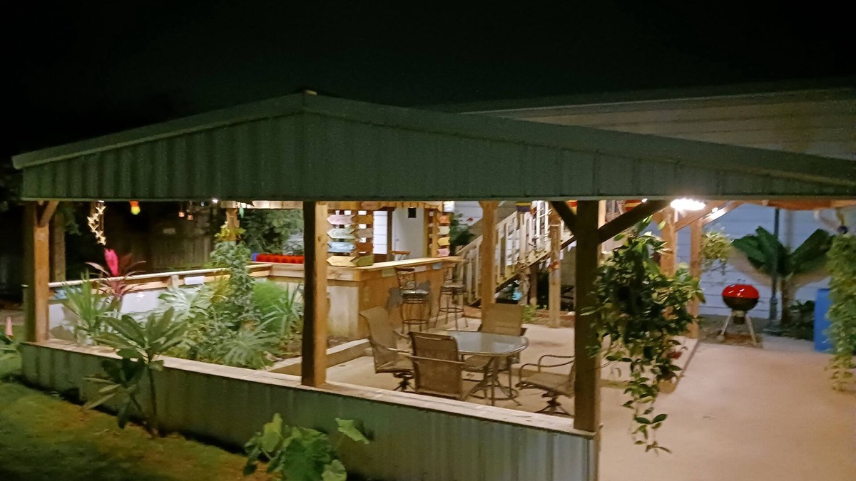 Ingleside House | Coastal Charm, tropical oasis. Fishing right across the street. Pet-friendly