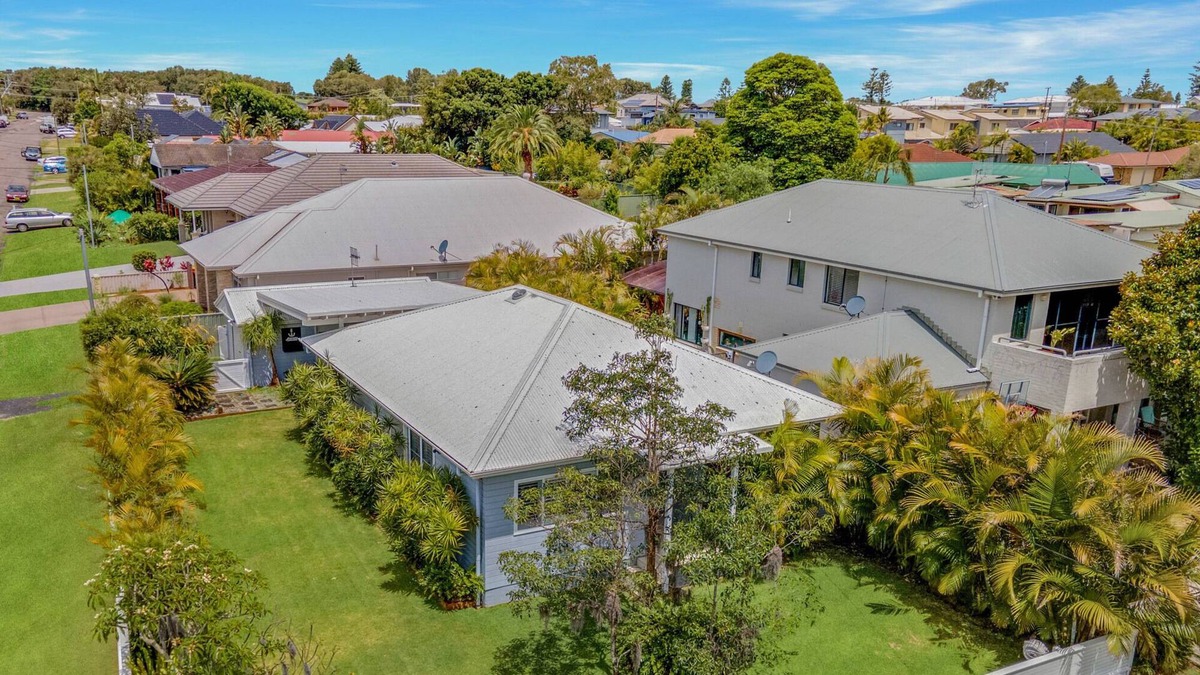 Long Jetty House | Coastal Chic Cottage: Relax by the Beach