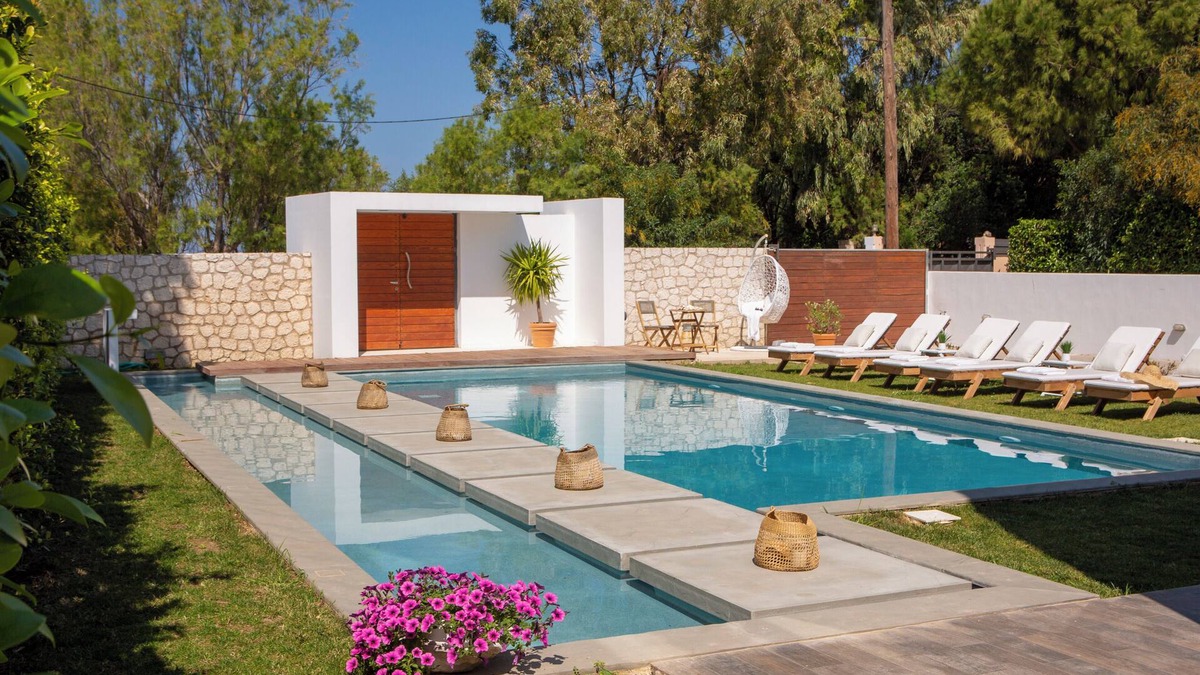 Agios Ioannis Villa | Coastal Chic Luxury Villa La Reina in Ai Giannis Kitesurfers beach paradise