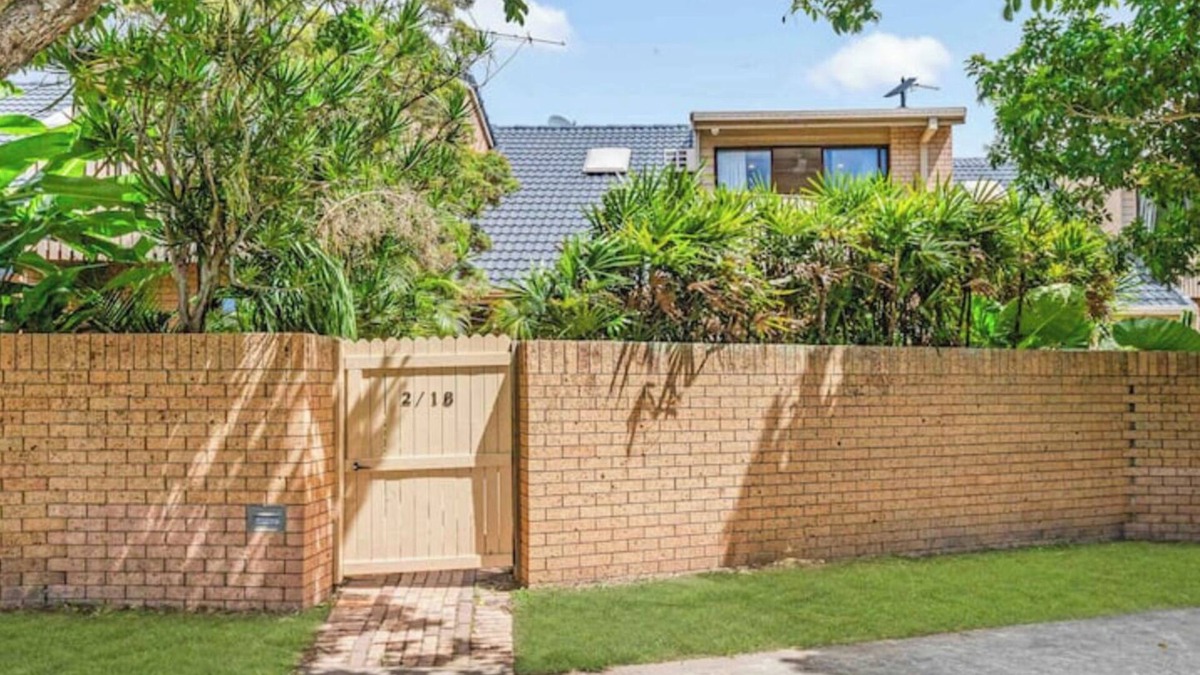 Burleigh Waters House | Coastal Comfort in Burleigh Heads Parking and WIFI