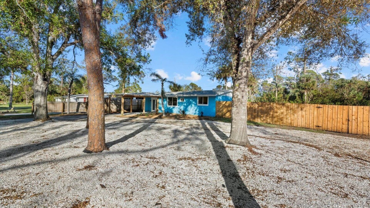 Englewood House | Coastal Cottage 2 Miles to the Beach