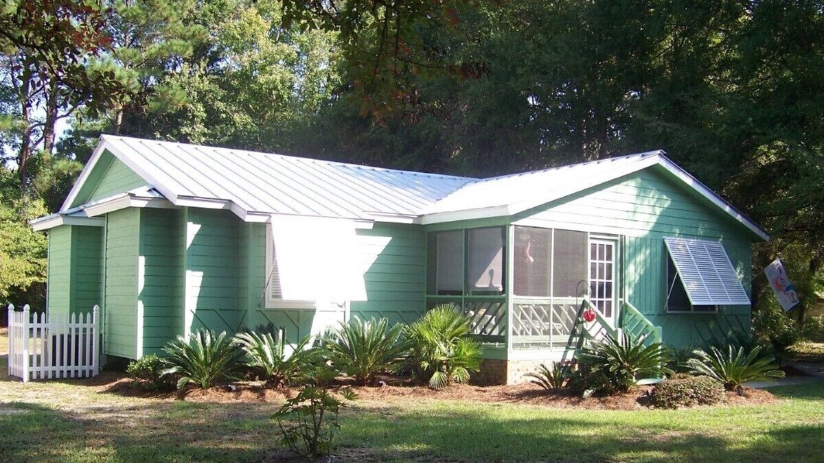 Sunset Beach Cottage | COASTAL COTTAGE, CLOSE TO BEACH, PETS OK, FREE PIER PARKING, WI-FI, BRING LINENS