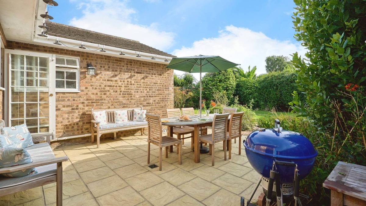 Bembridge House | Coastal Cottage is a charming, dog-friendly, 3-bedroom family bungalow