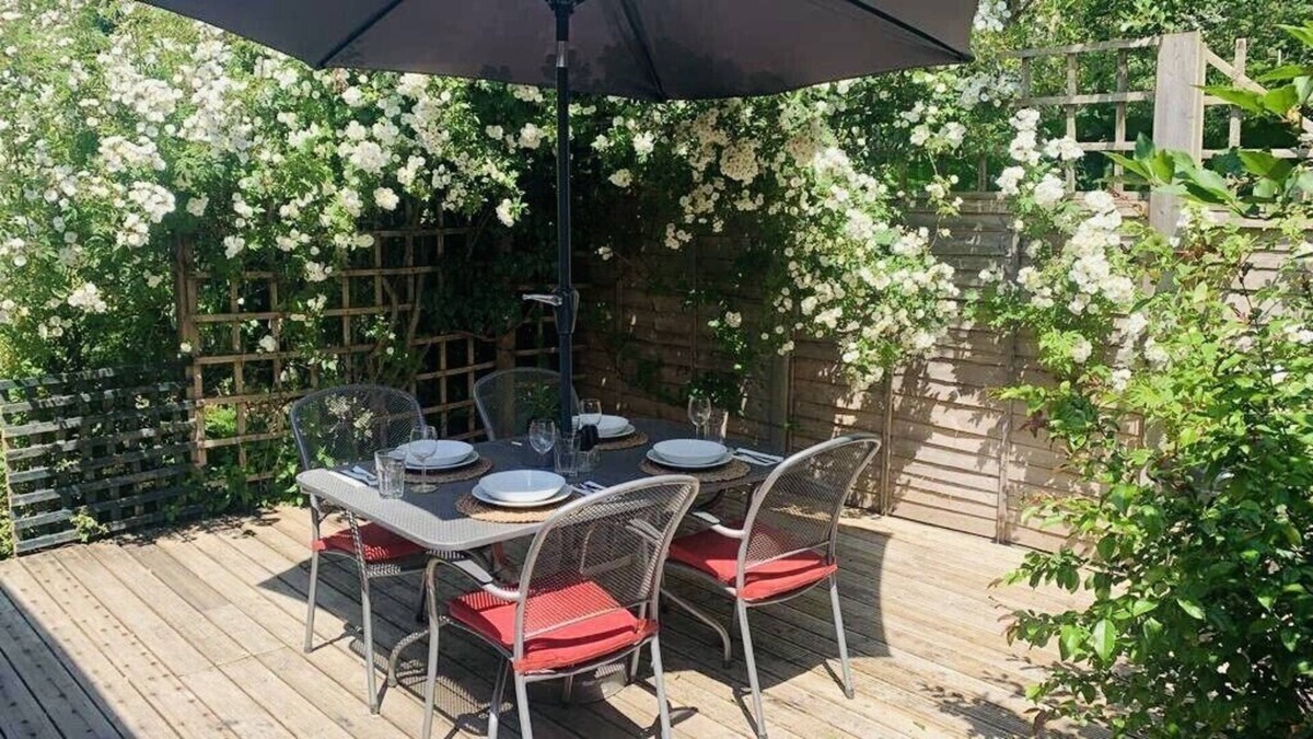 New Forest District Cottage | Coastal cottage, perfect for dog walkers and couples. 4.9 stars on Airbnb!
