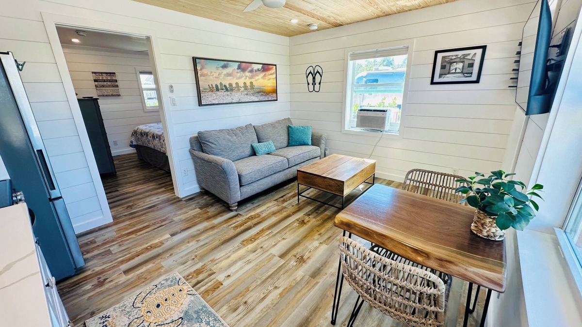 Central Naples Cottage | Coastal Cottage w/King Bed- 1.5 miles fromnthe Beach!