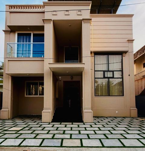 Kochi Hotel | Coastal Echoes Inn