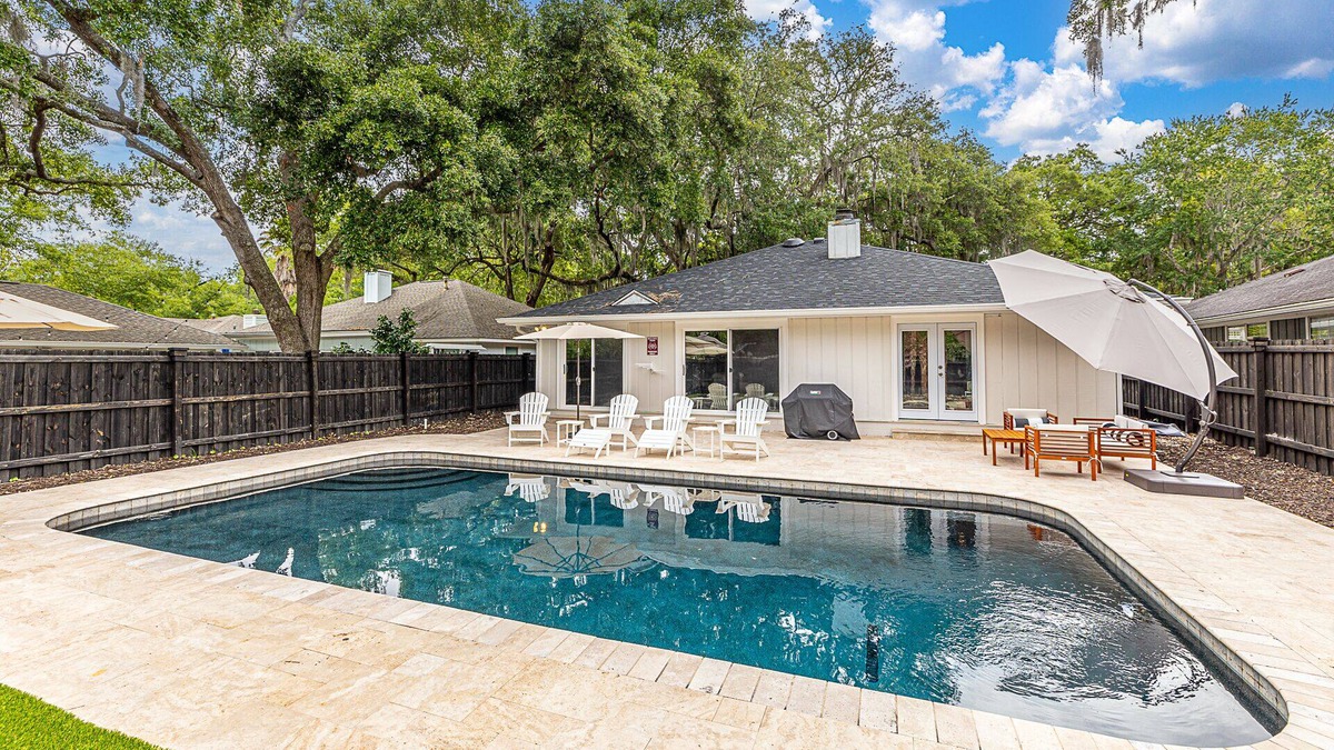 Saint Simons Heights House | Coastal Farmhouse, Private Pool! Walk to Redfern Vlg