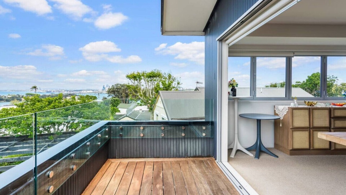 Birkenhead House | Coastal Getaway with Seaview and Deck