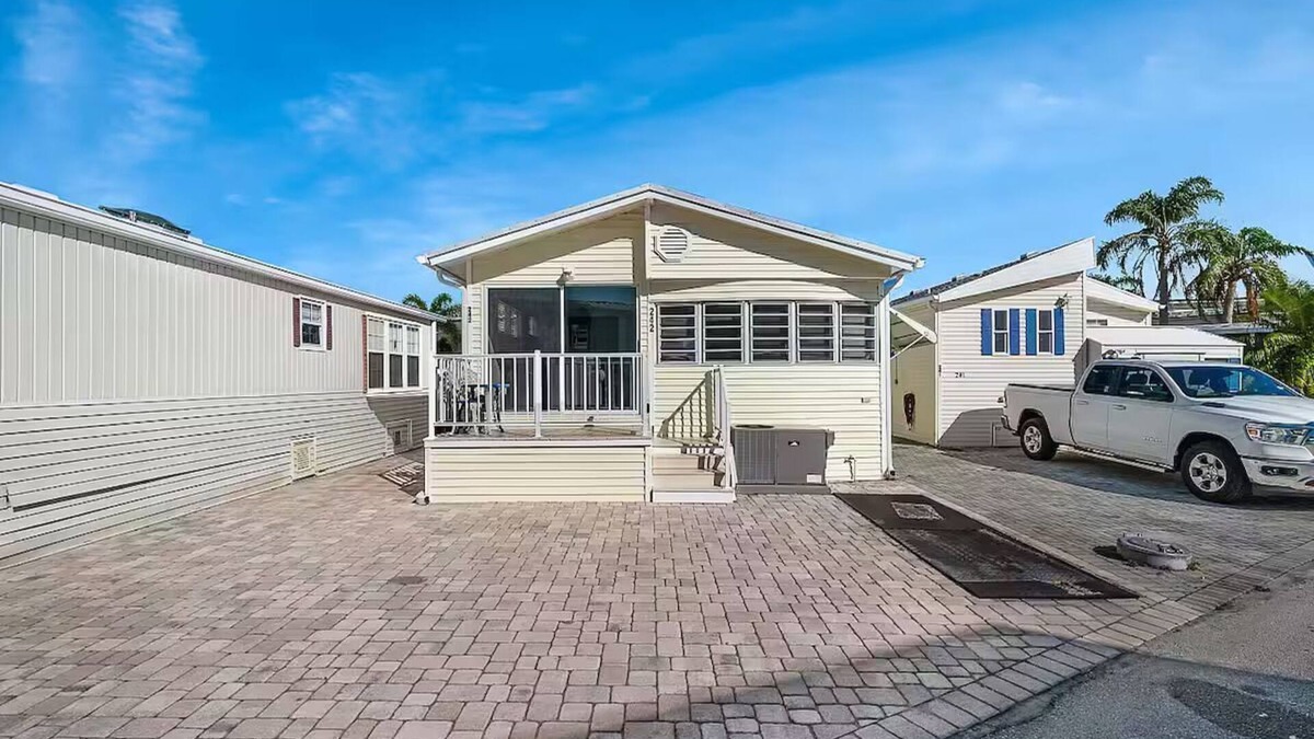 Hutchinson Island South House | Coastal Getaway steps 2 beach!