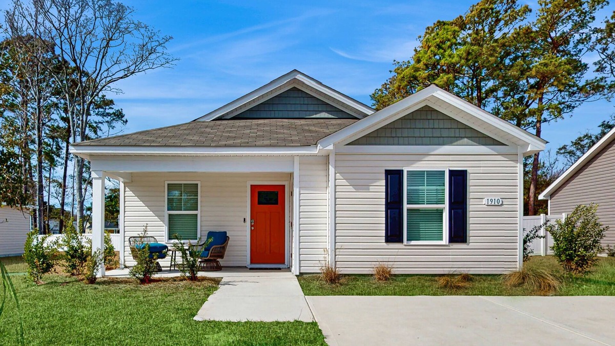 Ocean Isle Beach House | Coastal home near golf courses and close to beach attractions - central AC & W/D