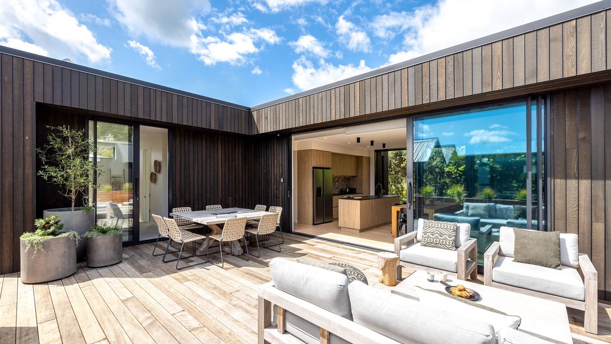 Onetangi House | Coastal living with a hot tub and just 100 metres from Onetangi Beach