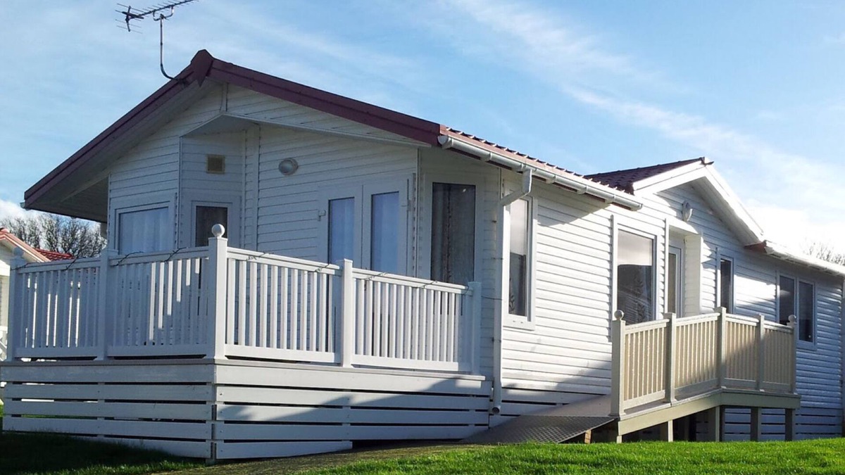 Bembridge Cabin | Coastal Lodge Retreat, Child & Pet Friendly