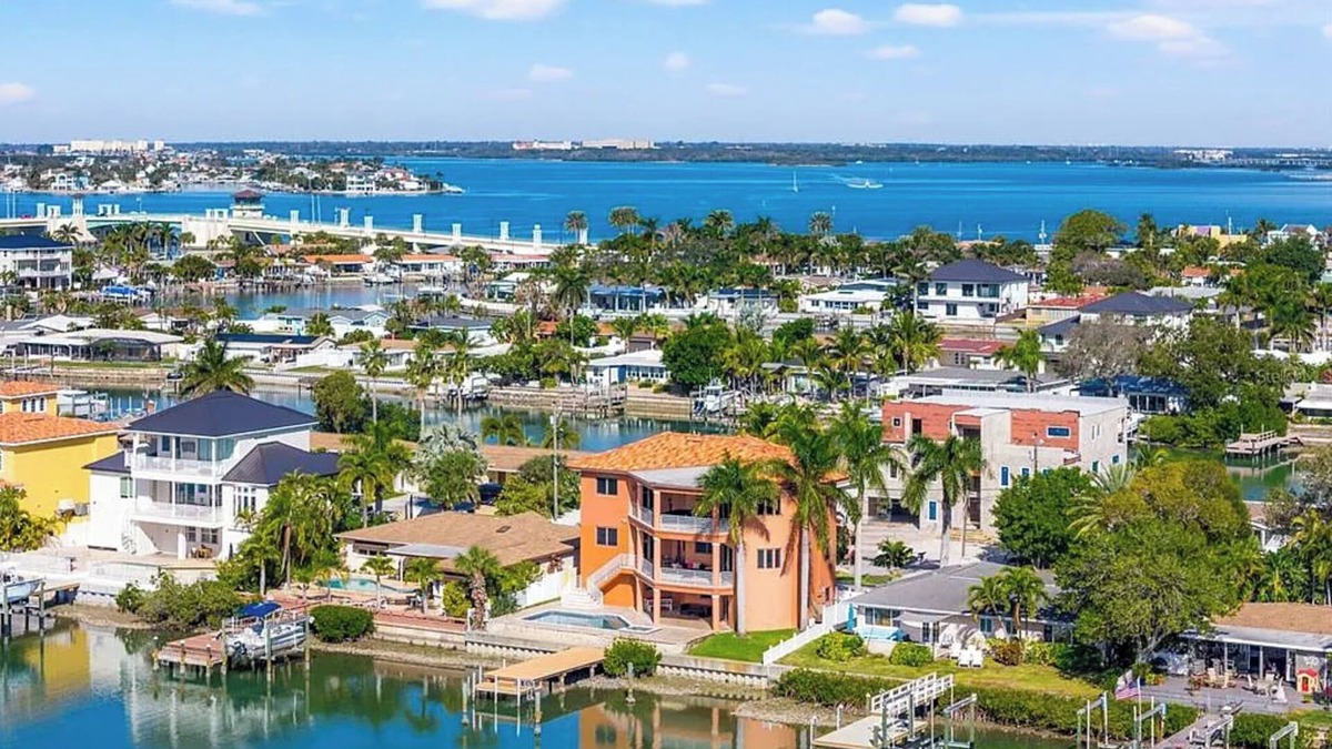 Causeway Isles House | Coastal Luxurious Mansion! Minutes to beach