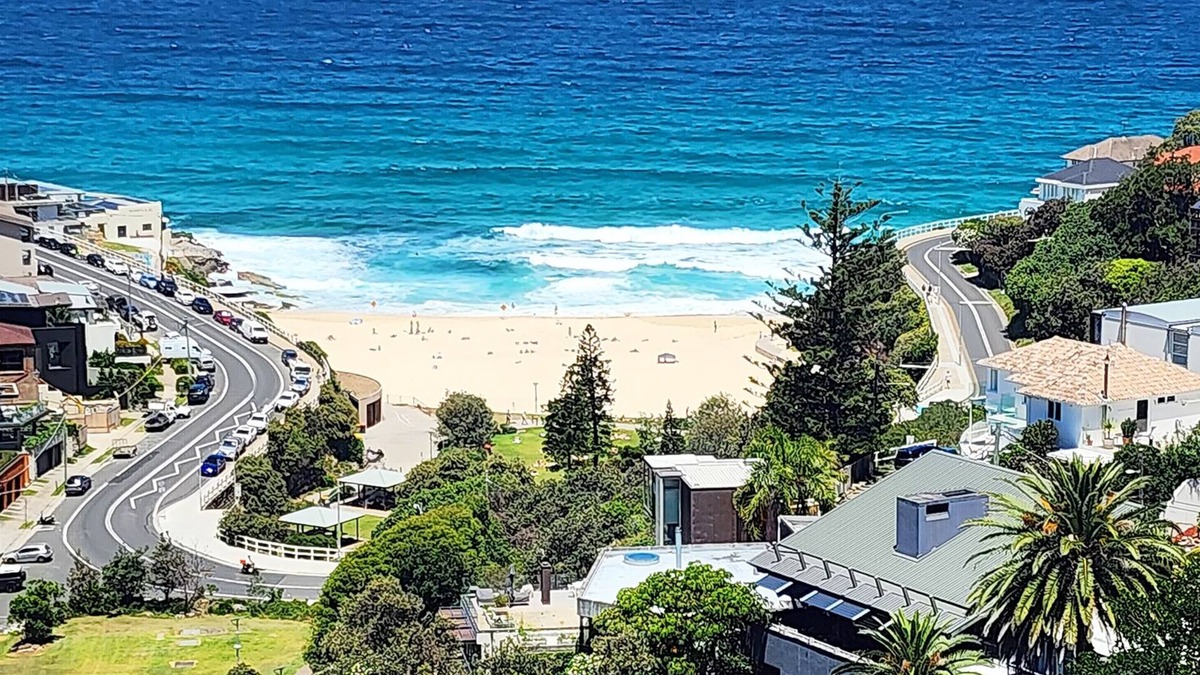Bronte Apartment | Coastal Luxury Overlooking Tamarama Beach - Views, Parking & Air Conditioning