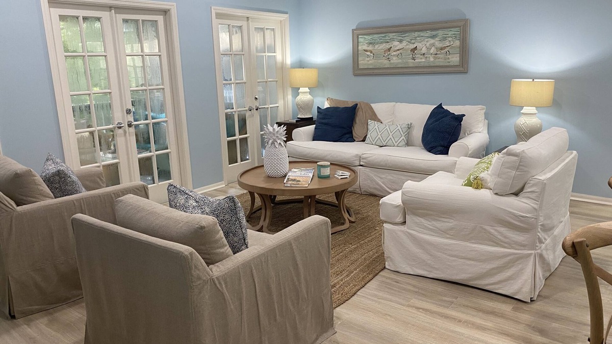 Wabasso Beach Villa | Coastal Perfect: Ocean & Oaks Tennis Villa - Walk to BEACH 🏖TENNIS🎾DOCKS🚤