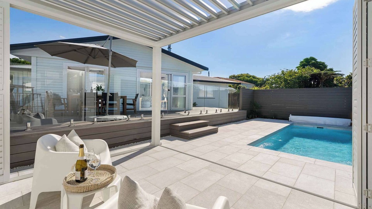 Mount Maunganui House | Coastal Retreat - Poolside Mt Maunganui