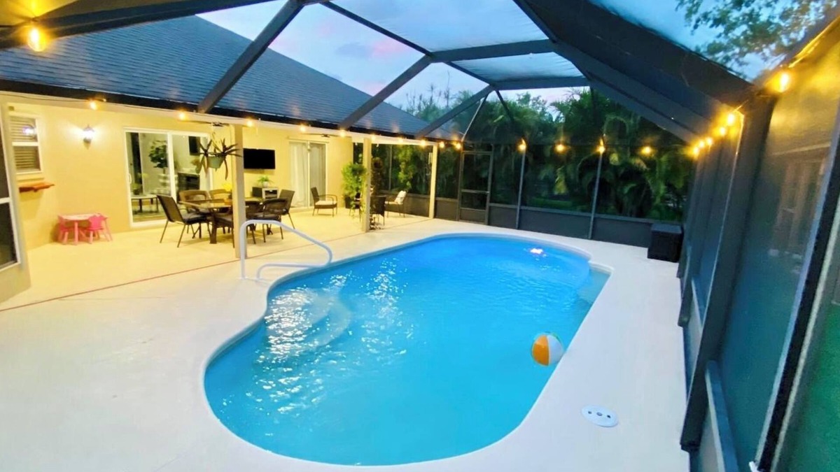 Sebastian Highlands House | Coastal Retreat: 4Br Home for families heated pool /8 min to Beaches , River