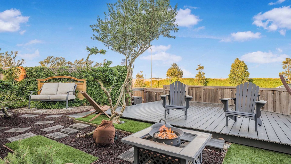 Callender House | Coastal Retreat - Sauna, Fire Pit & Outdoor Lounge