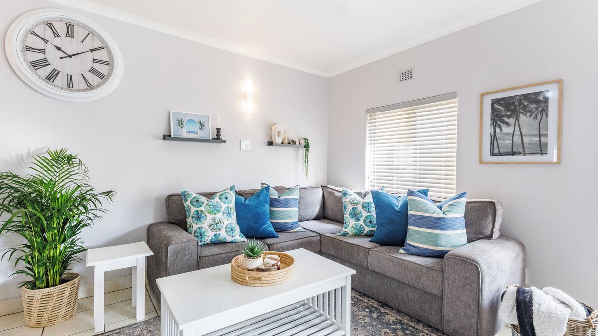 Shaka's Rock Apartment | Coastal Retreat: 2-Bed Chalet with Balcony and BBQ