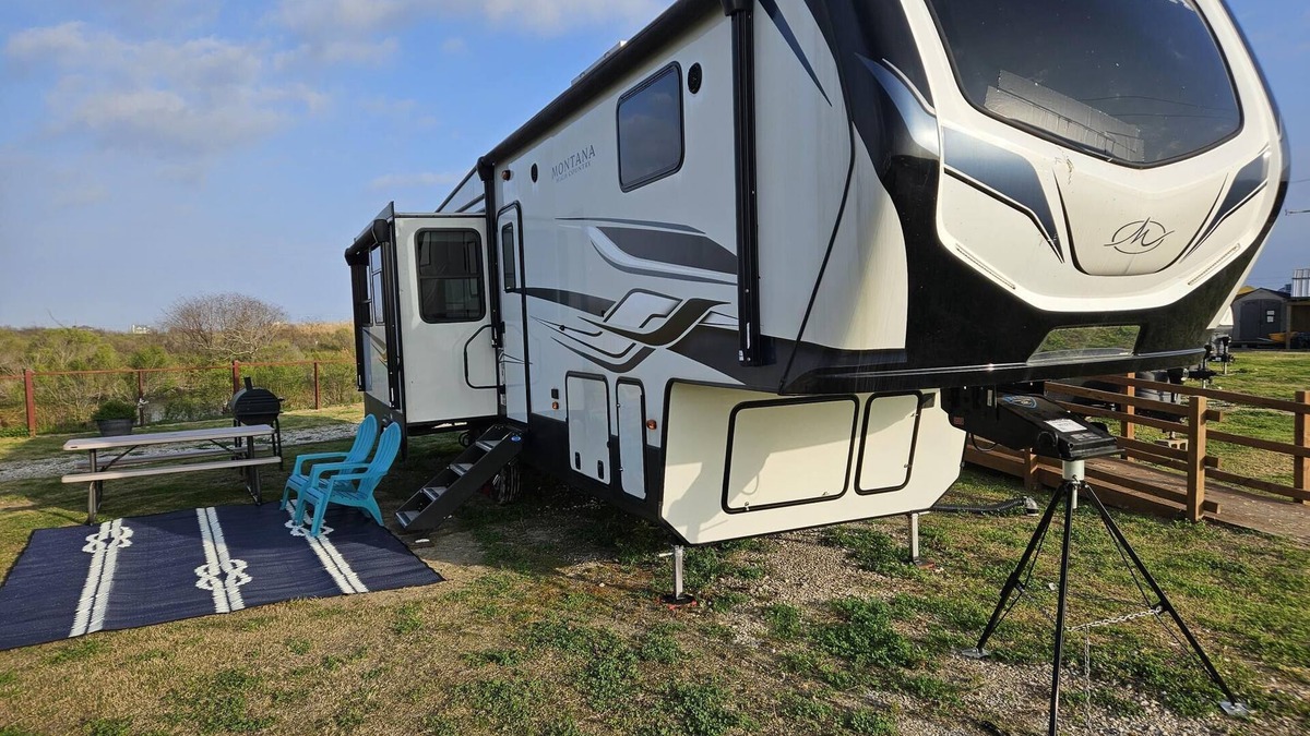 Port Bolivar House | Coastal RV Stay – Montana High Country - Sleeps 4
